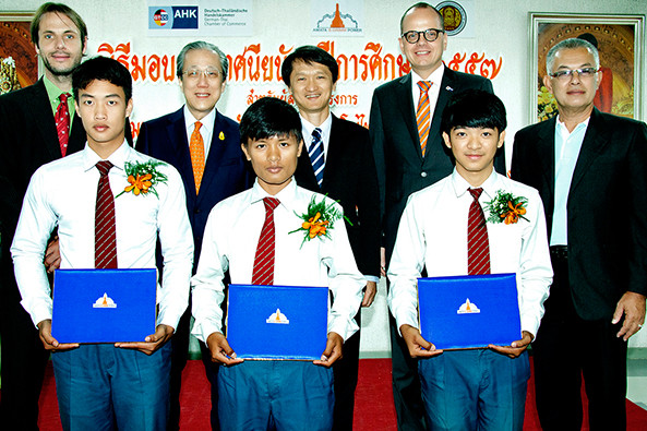 Providing technical certificate to German-Thai College students program
