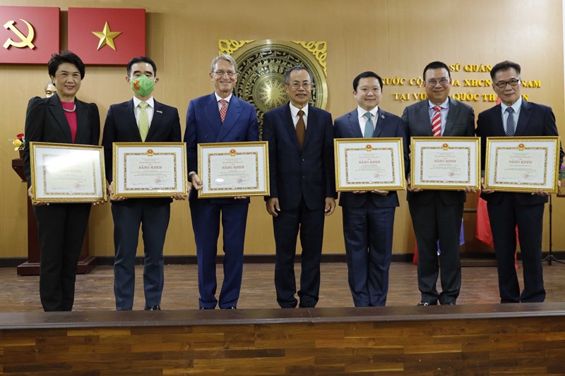 Dr. Harald Link received the certificate of merit from the Foreign Ministry of Vietnam