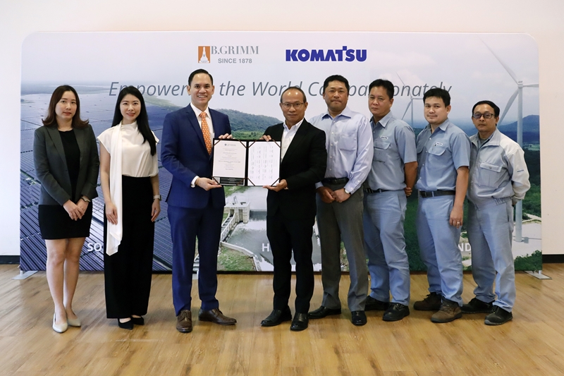 B.Grimm Power delivered a Renewable Energy Certificate (REC) to Bangkok Komatsu.