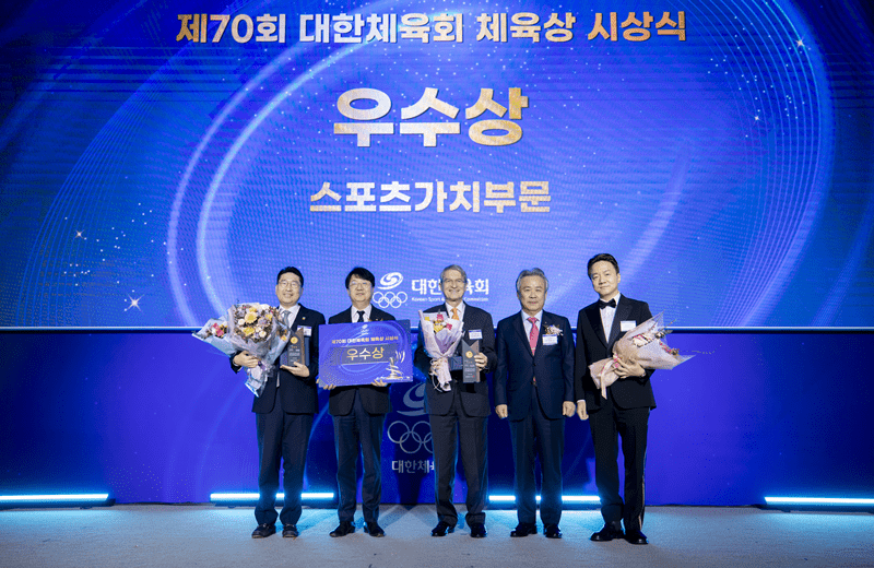 ดร. ฮาราลด์ ลิงค์ รับรางวัลเกียรติยศในฐานะผู้ทำคุณประโยชน์ด้านกีฬาให้กับสมาพันธ์กีฬาขี่ม้าแห่งประเทศเกาหลีใต้